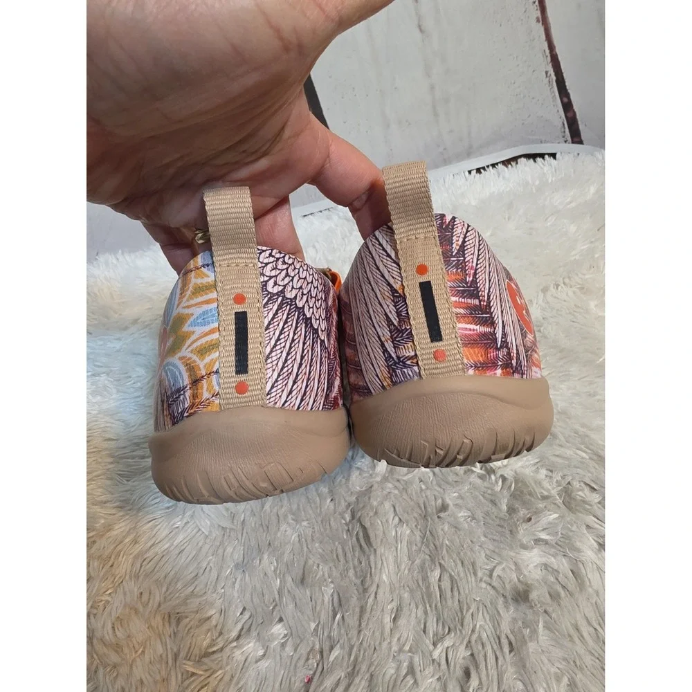 UIN slip sneakers